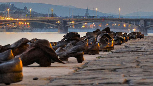 Shoes on the Danube Bank memorial. The monument contains 60 pairs of iron shoes, forming a row of about 130 feet. On the night of 8 January 1945, an Arrow Cross execution brigade forced all the inhabitants of the building on Vadasz Street to the banks of the Danube. Author: joiseyshowaa – CC BY-SA 2.0