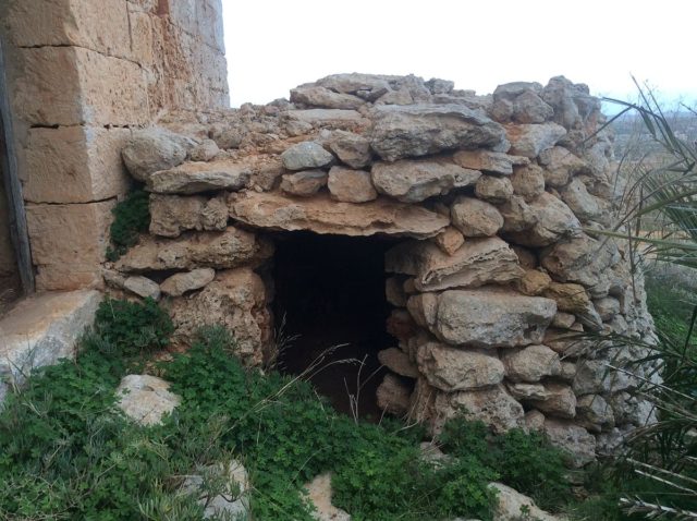 The girna at the front of the farmhouse. Source