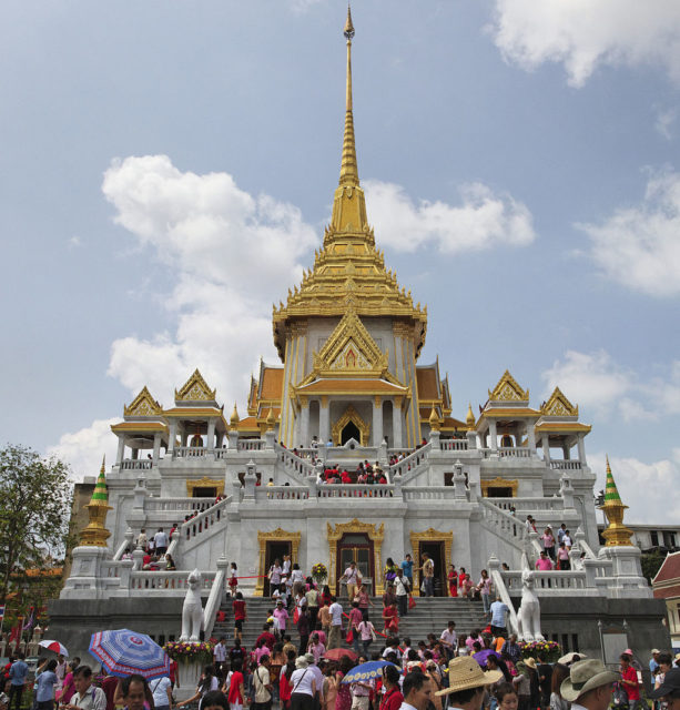 The new building at the Wat Traimpt temple By Ddalbiez - Own work, CC BY 3.0,