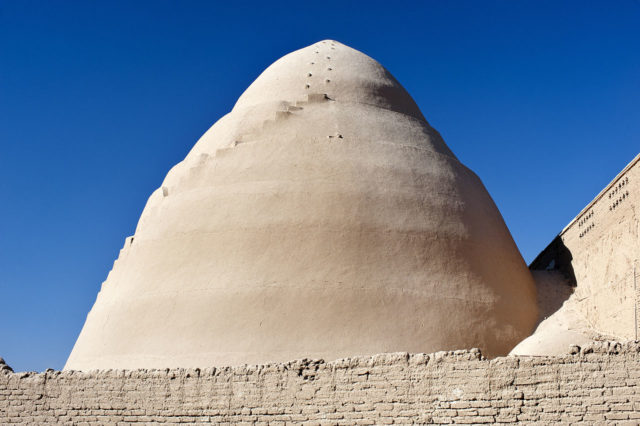 Exterior and interior (dome) of the yakhchal in Meybod, Iran. By User:Ggia - Own work, CC BY-SA 3.0, <a href=