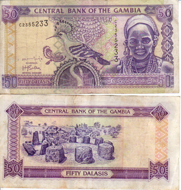 Los círculos de piedra Wassu sobre Gambia billete de 50 dalasi.  Autor de la foto