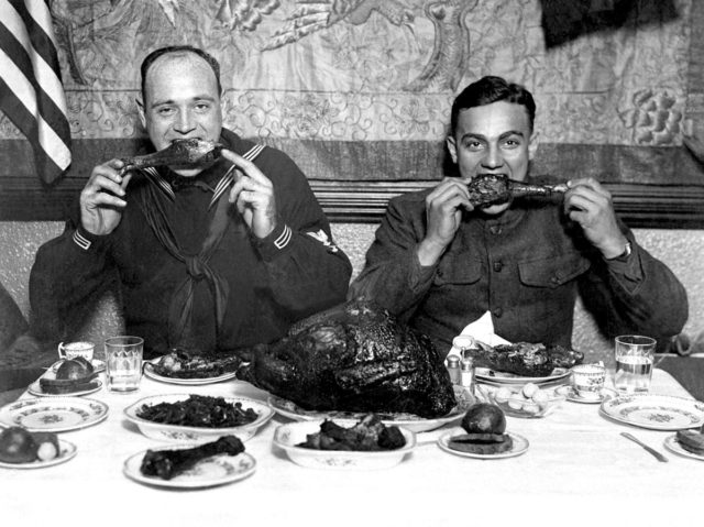 Servicemen eating a Thanksgiving dinner after the end of World War I (1918).