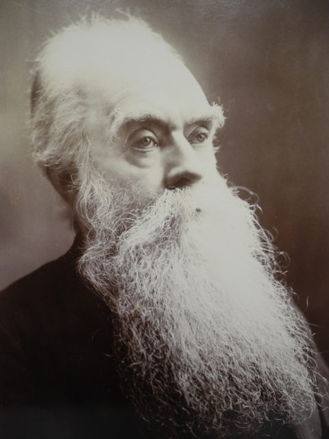 fotografi af uidentificeret mand med skæg