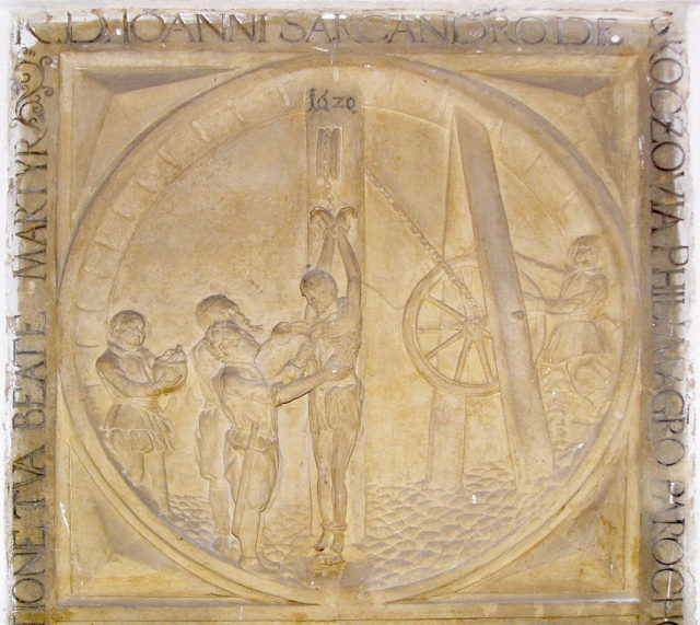 Ein Relief der Folterung des Heiligen Johannes Sarkander auf Sarkanders Grabstein aus dem Jahr 1620. Bildnachweis's gravestone in 1620. Photo Credit