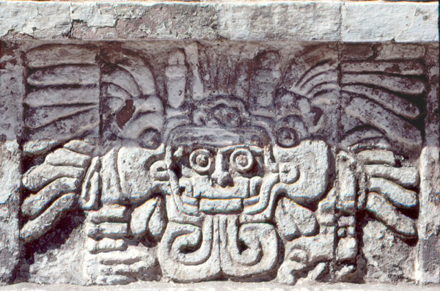 Una raffigurazione di una divinità antropomorfa uccello-serpente, probabilmente Quetzalcoatl, presso il Tempio di Tlahuizcalpantecuhtli a Tula, Hidalgo. Photo Credit