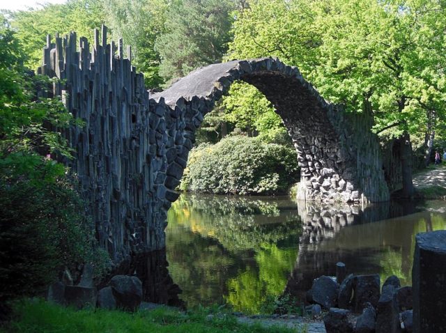 A Ponte do diabo no Parque Kromlau da Alemanha é projetada para