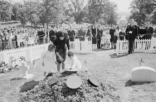 https://www.thevintagenews.com/wp-content/uploads/2017/01/Jacqueline_Kennedy_and_family_visit_JFK_grave_circa_1965.jpg