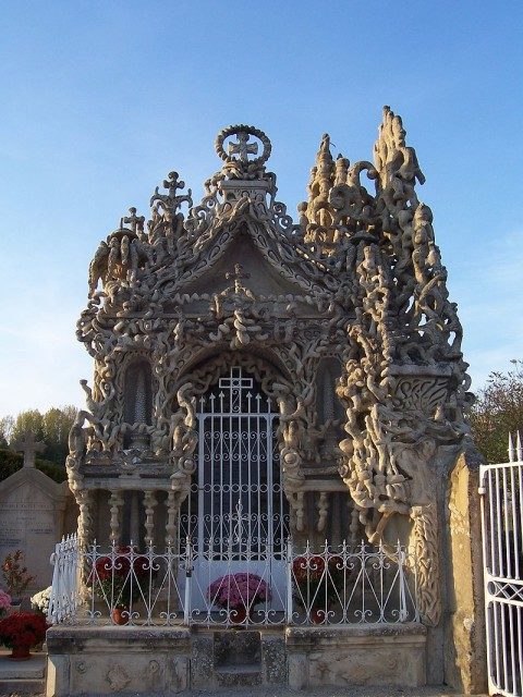 Cheval’s mausoleum. Photo by Wikilug CC BY SA 3.0
