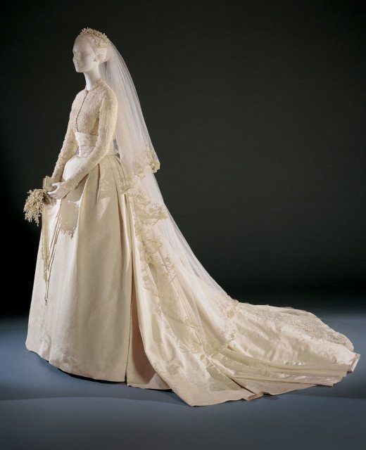 Grace Kelly's bridal gown is cited as a masterpiece and ...
