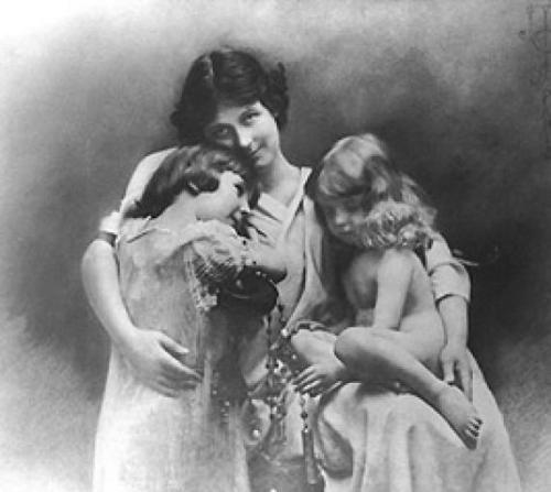 Isadora Duncan with her children Deirdre and Patrick, 1913.