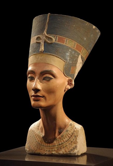Gambar patung Nefertiti di Neues Museum, Berlin. 