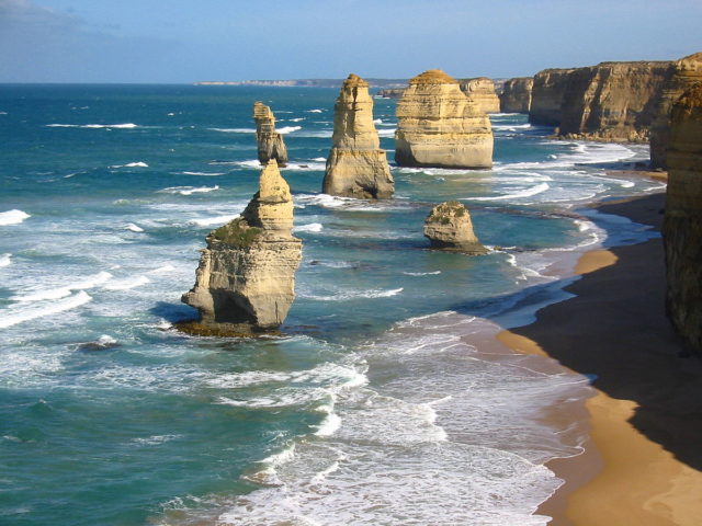 The twelve apostles before the collapse, 2003. Photo by Cookaa CC BY-SA 3.0