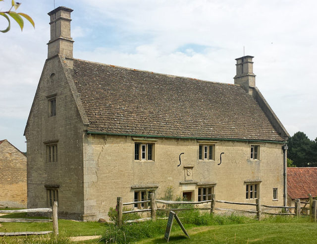 Woolsthorpe Manor, Woolsthorpe-by-Colsterworth, Lincolnshire, England. This house was the birthplace and the family home of Sir Isaac Newton. Photo by Defacto CC BY-SA 4.0