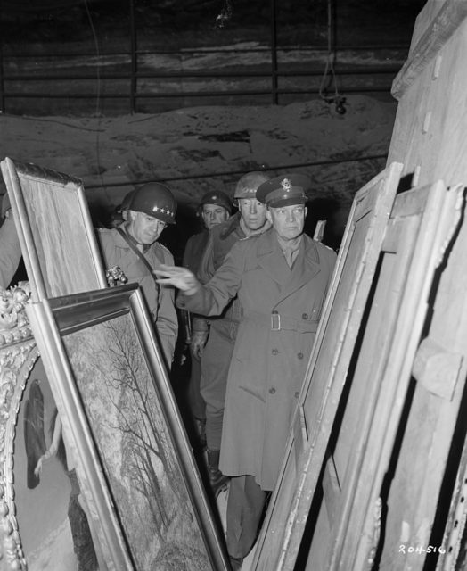 Le général Eisenhower inspectant des œuvres d'art volées découvertes à Merkers.