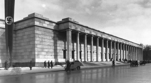 La conception du Führermuseum était basée en partie sur la Haus der Deutschen Kunst de Munich, illustrée ci-dessus.  Construit en 1933-37 et conçu par Paul Ludwig Troost, avec une contribution considérable d'Hitler, le Haus a été l'une des premières structures monumentales construites à l'époque nazie.  Auteur : Bundesarchiv, Bild 146-1990-073-26 / CC-BY-SA 3.0