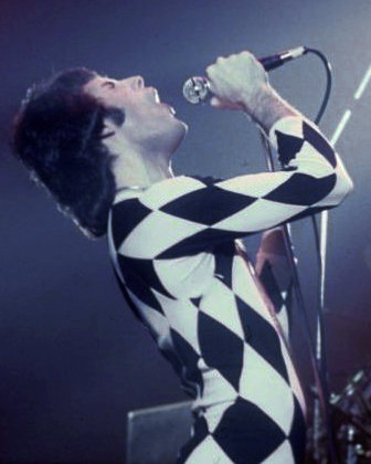 Freddie Mercury singing, 1977. Photo by Carl Lender CC BY-SA 3.0