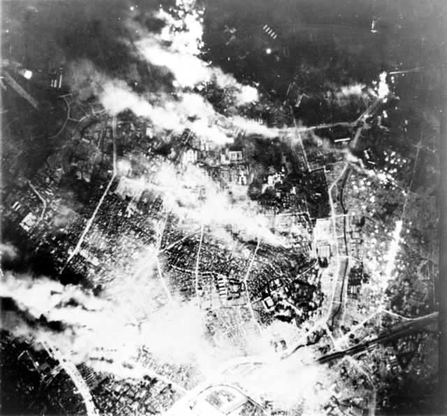 Tokio se quema bajo el ataque con bomba incendiaria B-29, esta foto estÃ¡ fechada el 26 de mayo de 1945.
