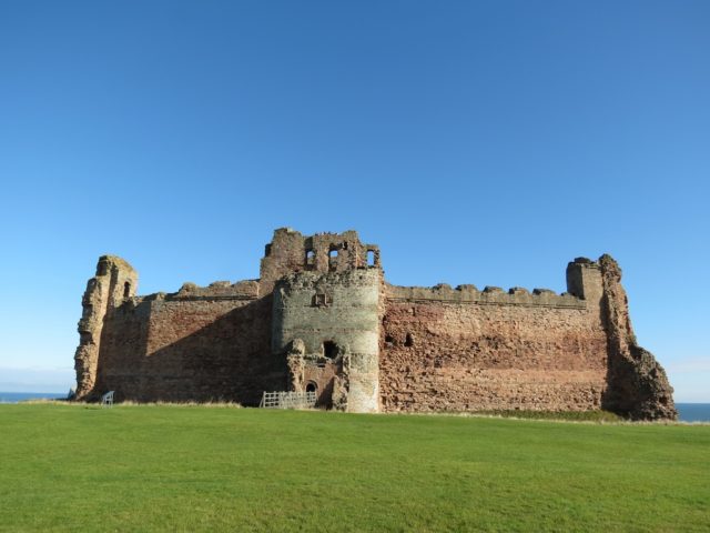 The ruined Tantallon Castle. Author: Malcolm Manners. CC BY 2.0
