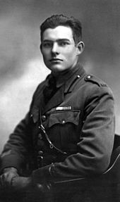 Hemingway en uniforme à Milan, en 1918. Il a conduit des ambulances pendant deux mois jusqu'à ce qu'il soit blessé.