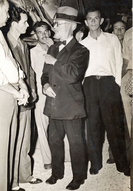 Van Cosal Carl Tanzler talking to Earl Adams and Bennie Sawyers (left) in 1940. Photo Gift Clarke Means. Photo by DeWolfe and Wood Collection in the Otto Hirzel Scrapbook CC BY 2.0