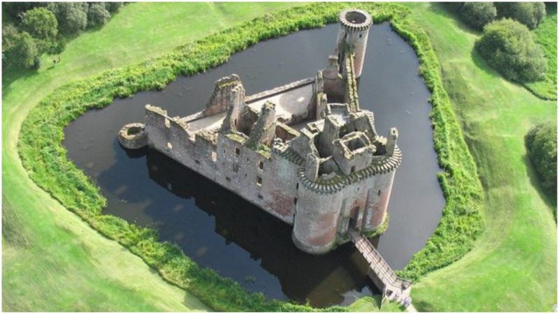 The Secrets of Medieval Castles: Stairs are built in a clockwise fashion  for a VERY good reason - The Vintage News