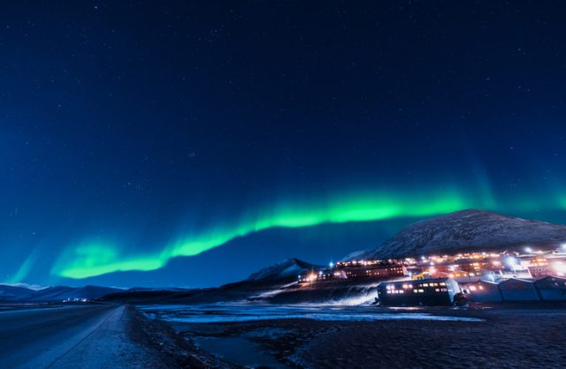 La aurora boreal del Ártico polar aurora boreal cielo estrella en Noruega Svalbard en la ciudad de Longyearbyen las montañas de la luna