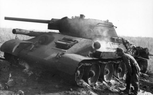  egy T-34 megsemmisült a Prokhorovkai csatában, 1943. Fotó:Bundesarchiv, Bild 101I-219-0553A-36 / Koch / CC-BY-SA 3.0