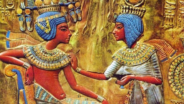 Tutankhamun e sua moglie Ankhesenamun. Scansione di Pataki Márta CC BY-SA 3.0