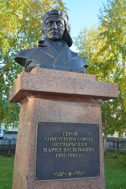 Marija Oktjabrskajan muistomerkki Tomskissa. Kuva: AndreyTomskiy-CC BY-SA 4,0