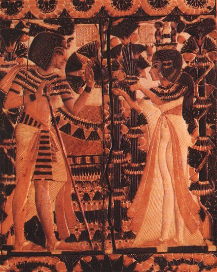 Tutanchamon dostává od Ankhesenpaatena květiny na znamení lásky.