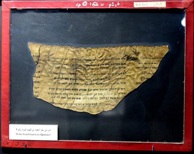 Dead Sea Scroll, Pesher Isaiah, from Qumran Cave 4. The Jordan Museum, Amman. Photo by Osama Shukir Muhammed Amin FRCP(Glasg) CC BY-SA 4.0