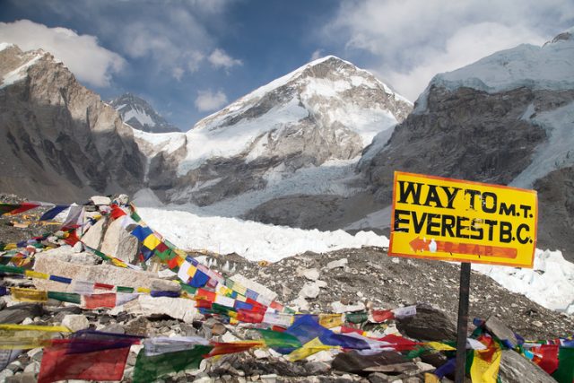 Signpost way to Mount Everest b.c., Khumbu glacier and prayer flags, Everest area, Nepal