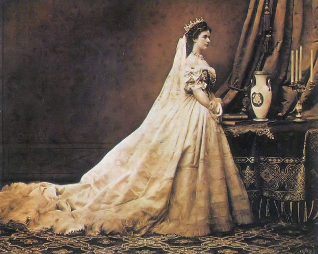 Photograph of Elisabeth as Queen of Hungary (by Emil Rabending (cs), 1867)