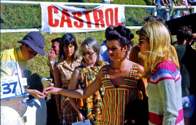 1970s fashion – Pauline, Kerry, Georgie, Angela, New Plymouth, 1970. Photo by Phillip Capper – Flickr: CC By 2.0