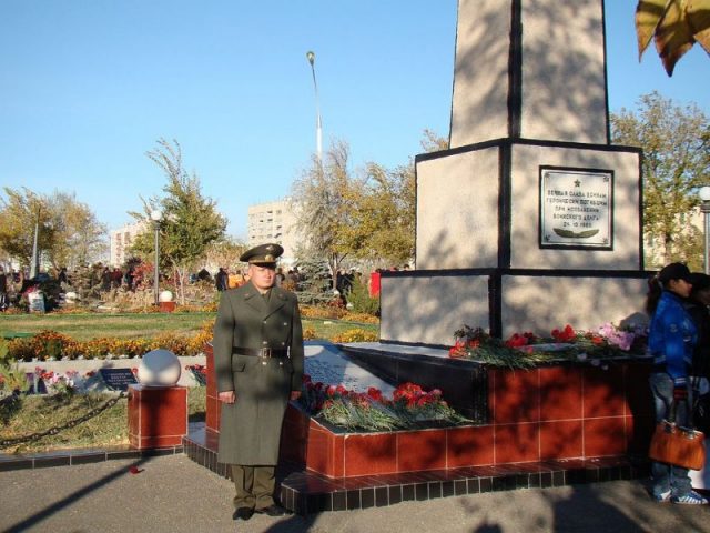 An honor guard at the tomb for those killed during the test R-16 October 24, 1960, the city of Baikonur. Yuriy75 CC BY SA 3.0