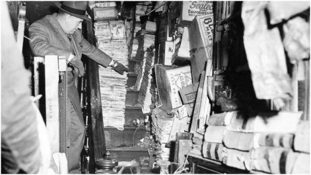 The police discovered the apartment of Collyer brothers in New York City, in 1947, and removed some 100 tons of junk.