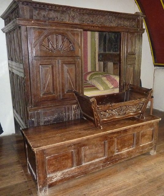 Probably not the best choice for people suffering to claustrophobia. An enclosed bed from 1650 at the Château de Kerjean with a cradle placed at the bedside. Photo by MOREAU Henri CC BY-SA 4.0