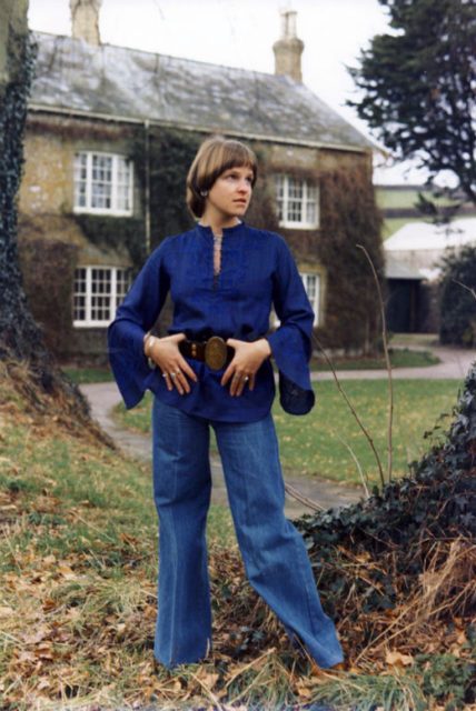 Mid 1970s fashion in a rural English setting. Noteworthy are the belt, the medieval-style sleeves and the pageboy hairstyle. Photo by Mike Powell CC BY-SA 2.0