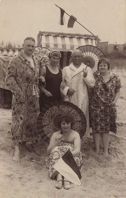 Family affairs at the beach, 1900. And who wouldn’t love the robe that man on the left is wearing?