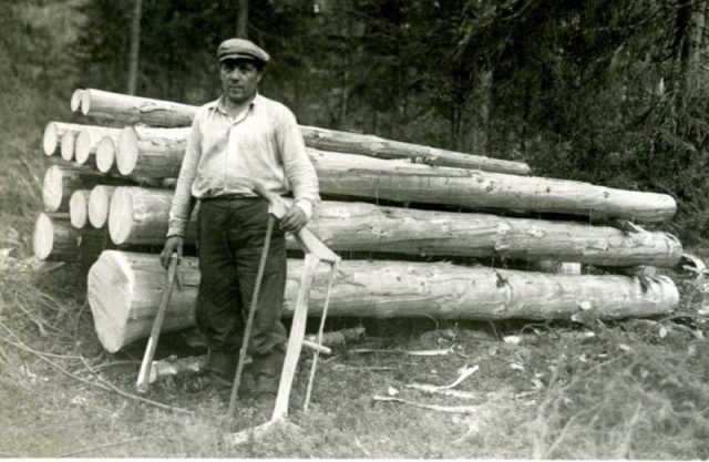 Finnish lumberjack of Yhtyneet Paperitehtaa in 1944.