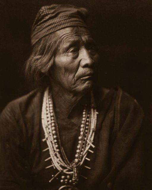 Nesjaja Hatali, Navajo medicine man, photographed by Edward S. Curtis.