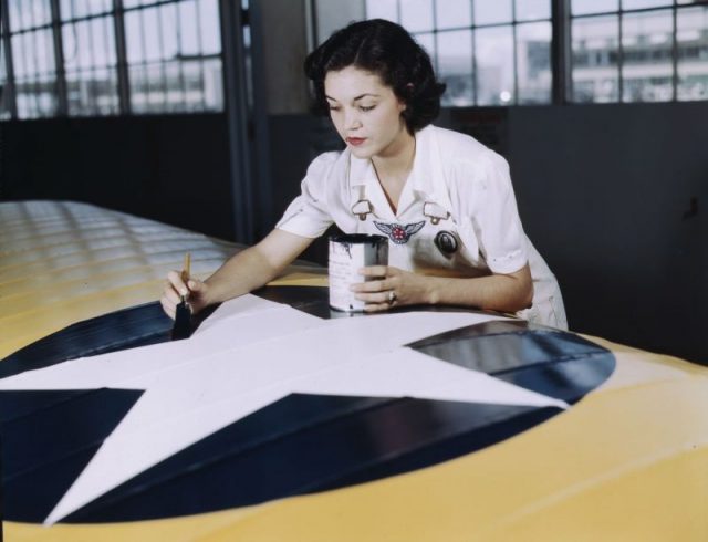 Everyone had a task to follow at the air navy base. Irma Lee McElroy, who used to work in an office, here takes care of the airplane wing’s insignia.