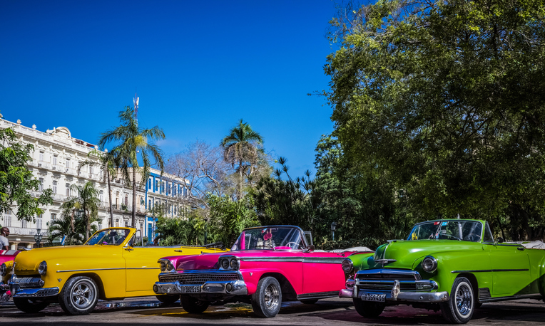 American Mercury, Ford Fairlane and a Chevrolet convertible – vintage cars parked in front of the Gran Teatro in Havana, Cuba – Serie Cuba Reportage.
