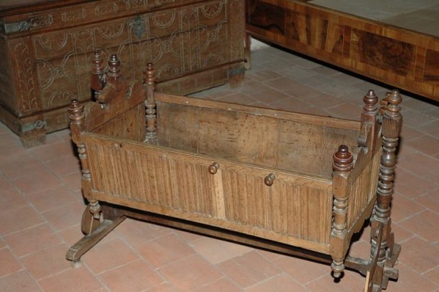 A cradle made of oak, at château du Haut-Kœnigsbourg. Photo by Philippe sosson CC BY 2.0