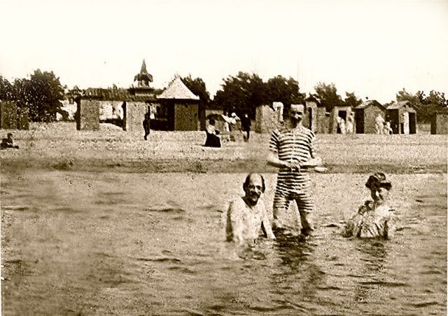 And some Finnish beach-goers in Ollila, 1907.