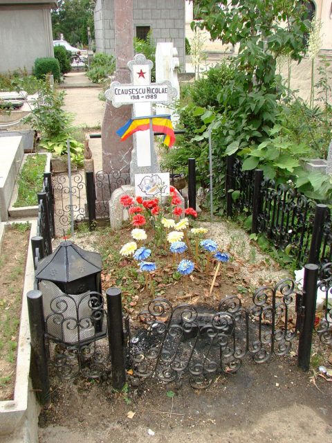 Original grave site of Nicolae Ceaușescu, Ghencea Civil Cemetery. Photo Adam 63 CC BY SA 3.0
