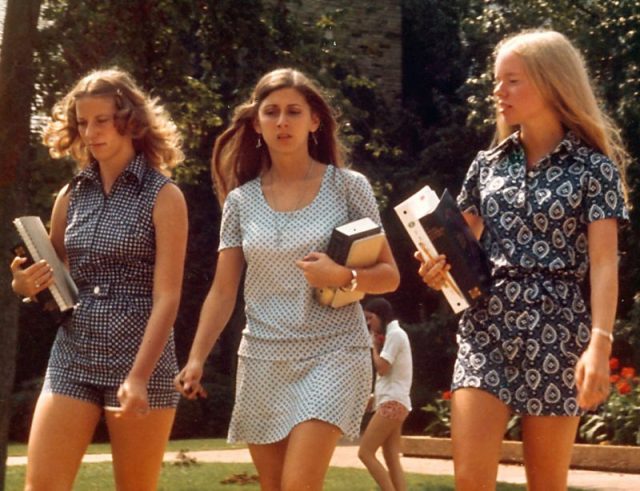 Freshman college girls between classes, Memphis, Tennessee, 1973. Photo by Ed Uthman CC BY-SA 2.0