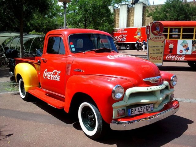 Another Chevrolet Pickup but in a different combination of colors. Photo by Jmpoirier1 CC BY SA 3.0