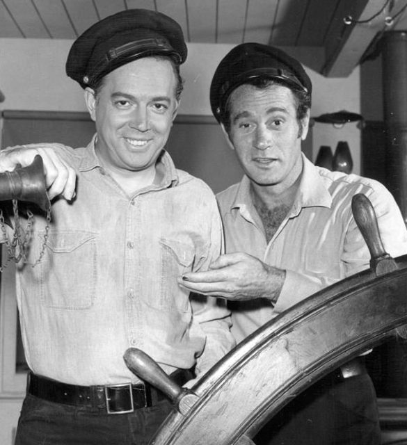  Photo publicitaire de Hugh Downs et Darren McGavin de l'émission télévisée Riverboat, looking trim en 1960.