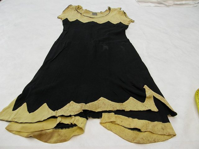 Black and yellow one-piece with shoulder fastening and long overskirt, Photo by Auckland Museum CC BY 4.0